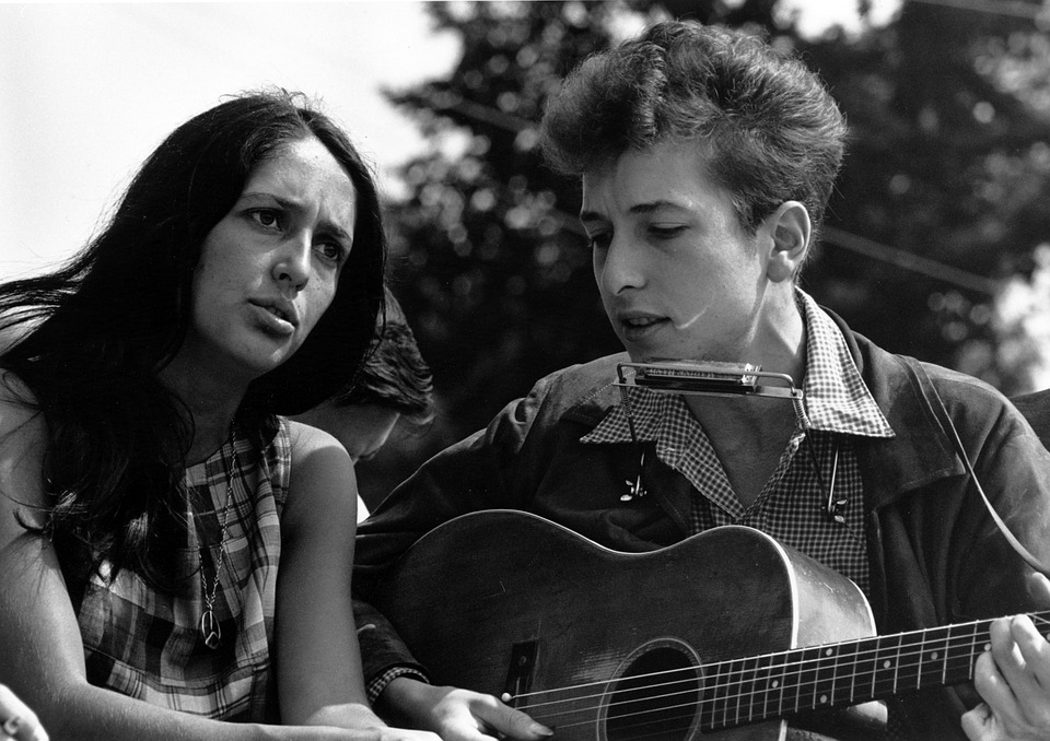 A híres énekes, dalszerző és festő, Bob Dylan már a húszas évei óta aktív.