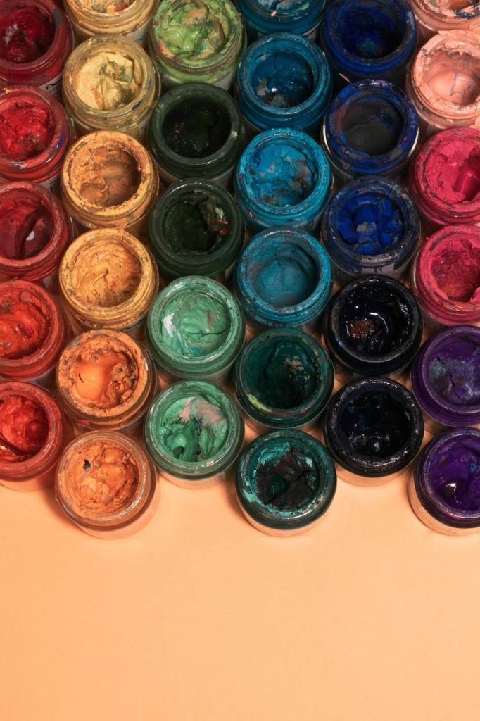 színes festékek tárolókban