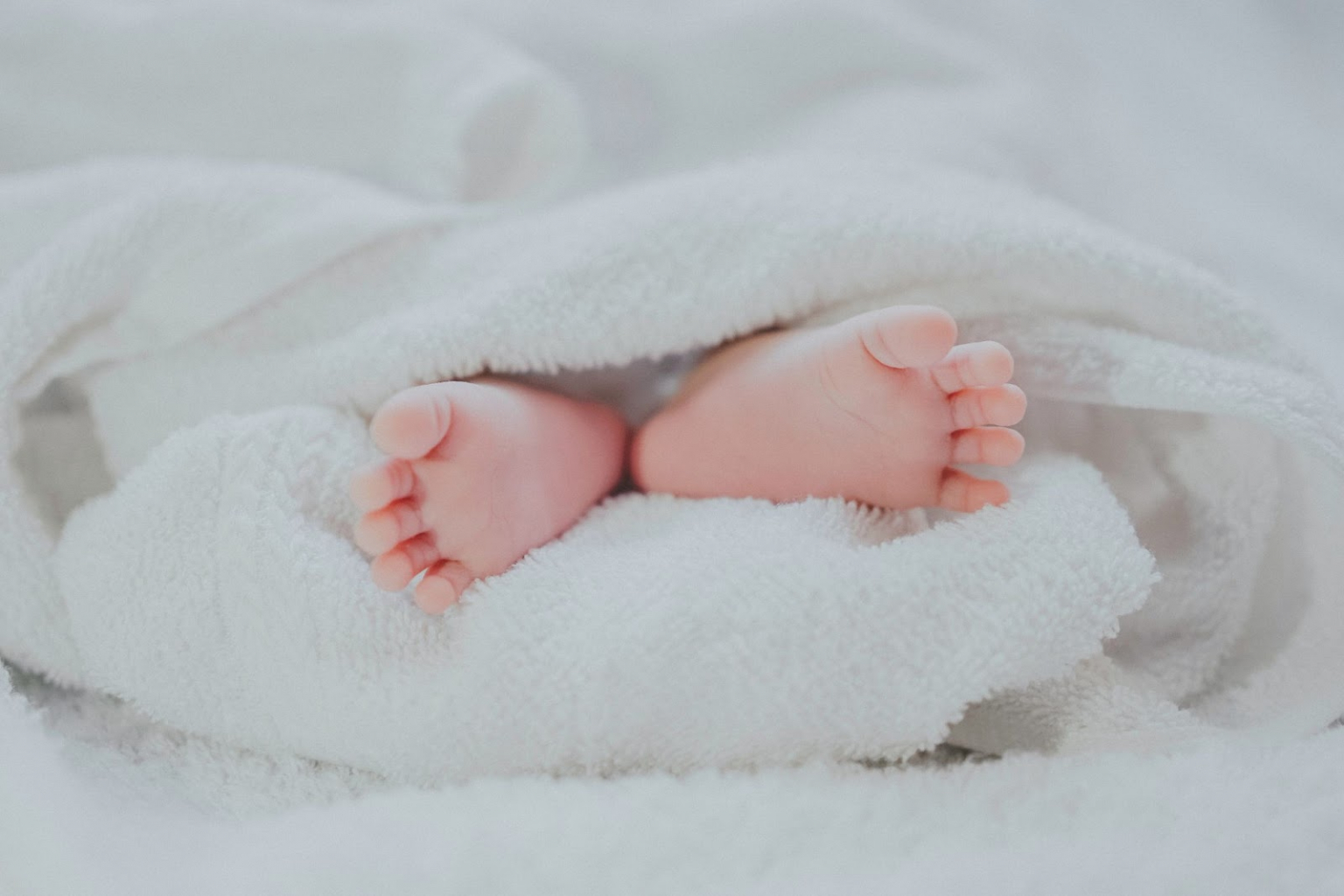 kisbaba két lába takaró alatt