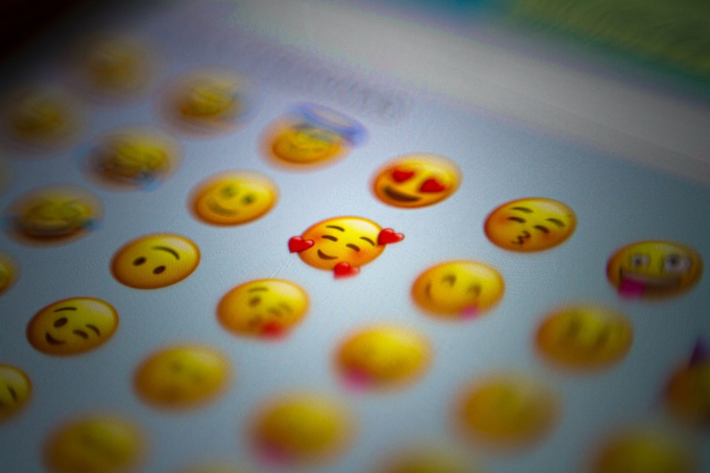 Röhögős, sírós és döbbent: izgalmas tények az emoji-król