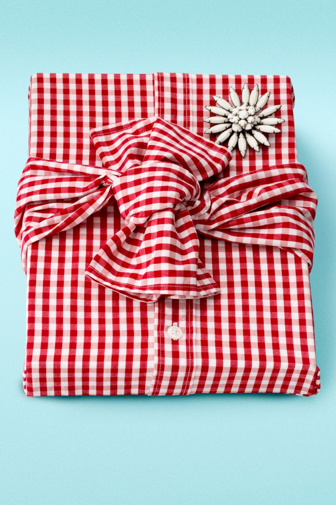 környzetbarát karácsonyi csomagolás - ingbe csomagolt ajándék
