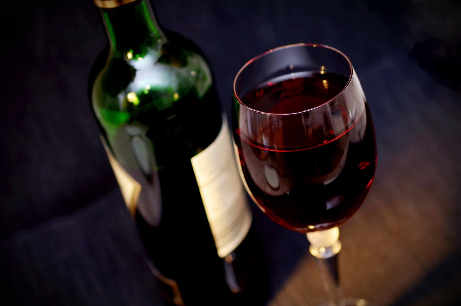 egy üveg vörösbor egy pohár vörösborral