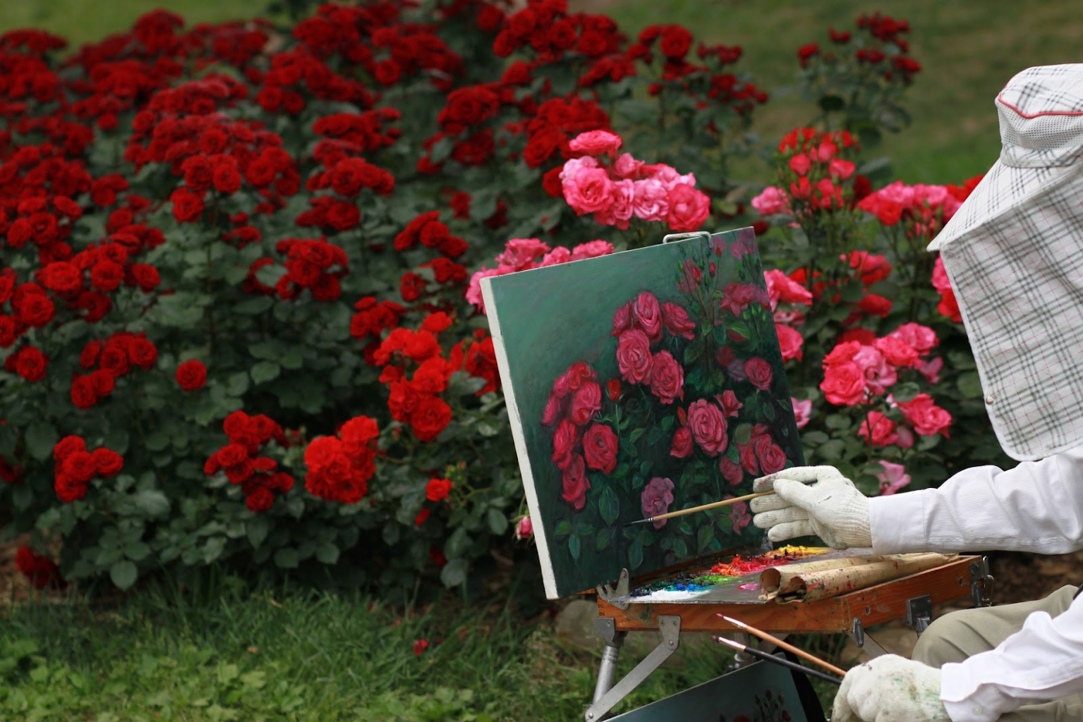 festő rózsákat fest vászonra