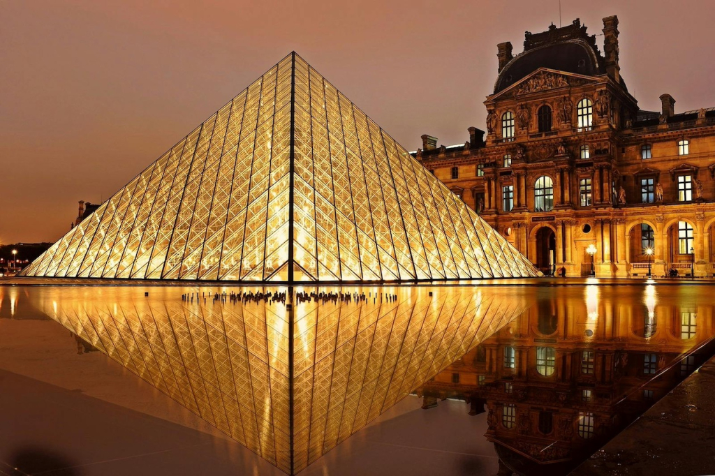 Itt az évszázad műkincsrablása: betörtek a Louvre-ba és 7 perc alatt kirámolták
