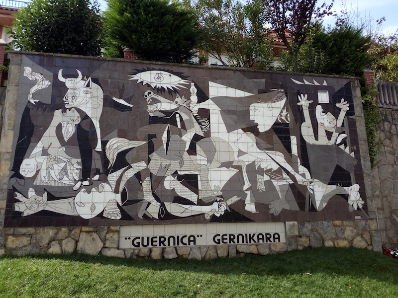 A Guernica fekete-fehér csempés másolata egy guernicai falon